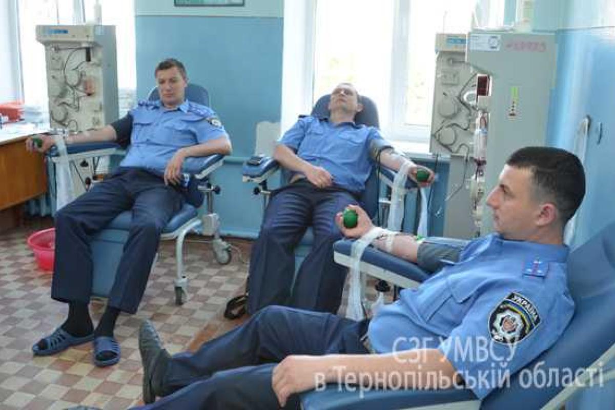 Тернопольские автоинспекторы поделились кровью с детьми - жертвами ДТП Тернопольские автоинспекторы поделились кровью с детьми - жертвами ДТП