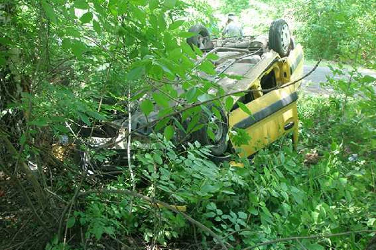 На Винничине перевернулся автомобиль, 4 человека пострадали На Винничине перевернулся автомобиль, 4 человека пострадали