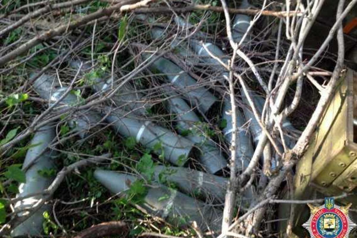 На трассе Мариуполь - Донецк обнаружен схрон с боеприпасами калибра 152 мм