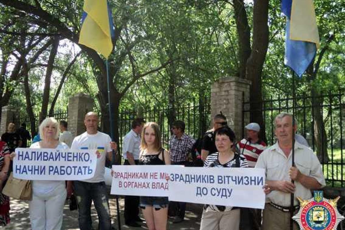 Общественность Краматорска протестует против восстановления бывшего сотрудника горотдела, уволенного за дискредитацию 