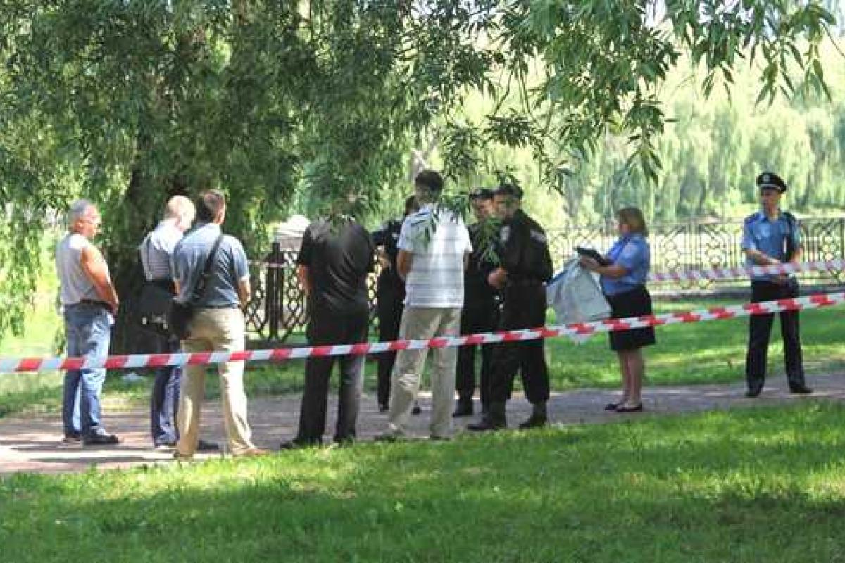 В Ровно работники коммунального хозяйства выловили из водоема пакет с младенцем В Ровно работники коммунального хозяйства выловили из водоема пакет с младенцем