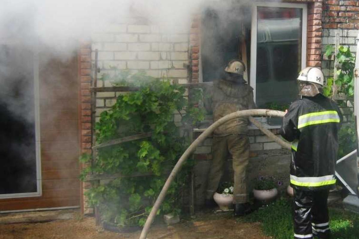 Умань: от огня удалось спасти гараж и жилой дом