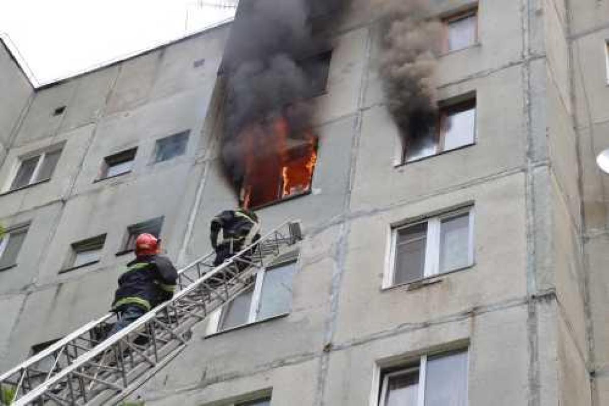 В Ровно спасатели ликвидировали пожар в многоэтажке и эвакуировали 8 жильцов В Ровно спасатели ликвидировали пожар в многоэтажке и эвакуировали 8 жильцов