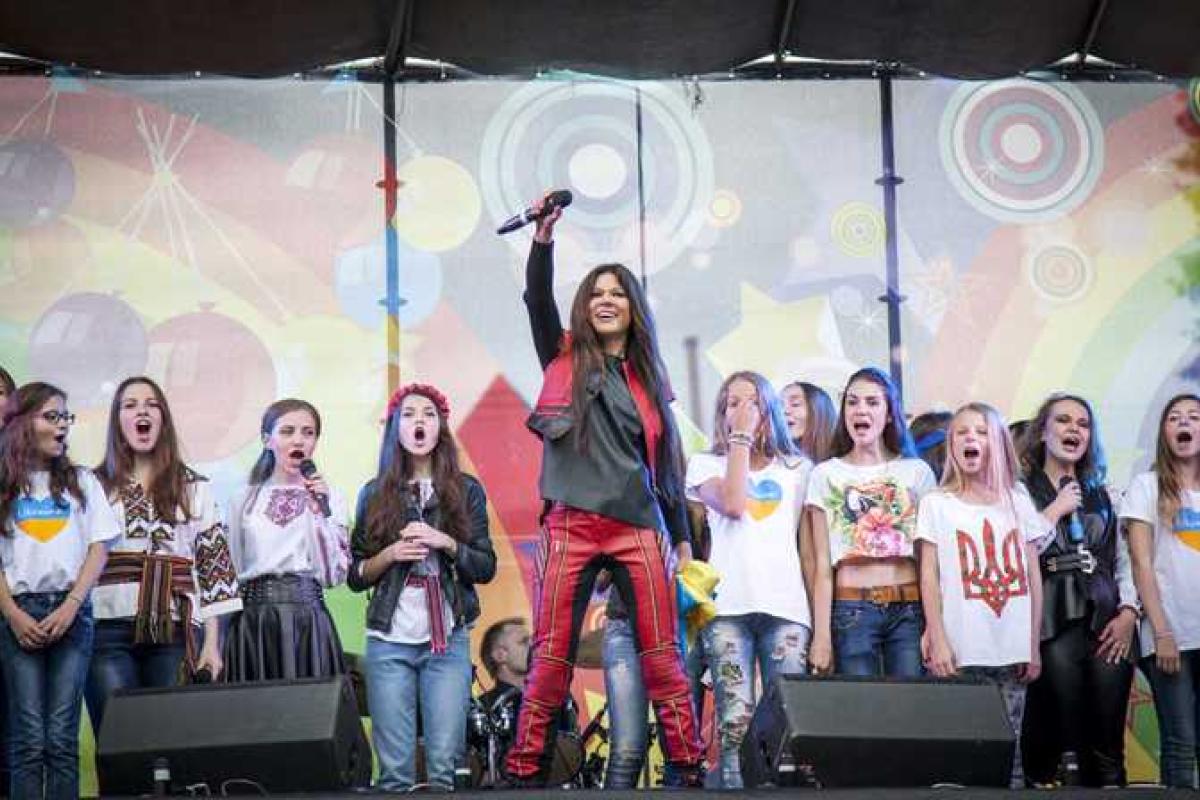 Певица Руслана вместе с детьми пожелала России Мира и Счастья