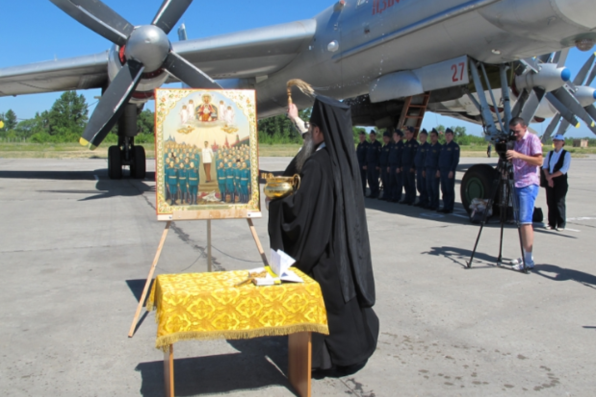 В России авиабазу освятили с иконой Сталину