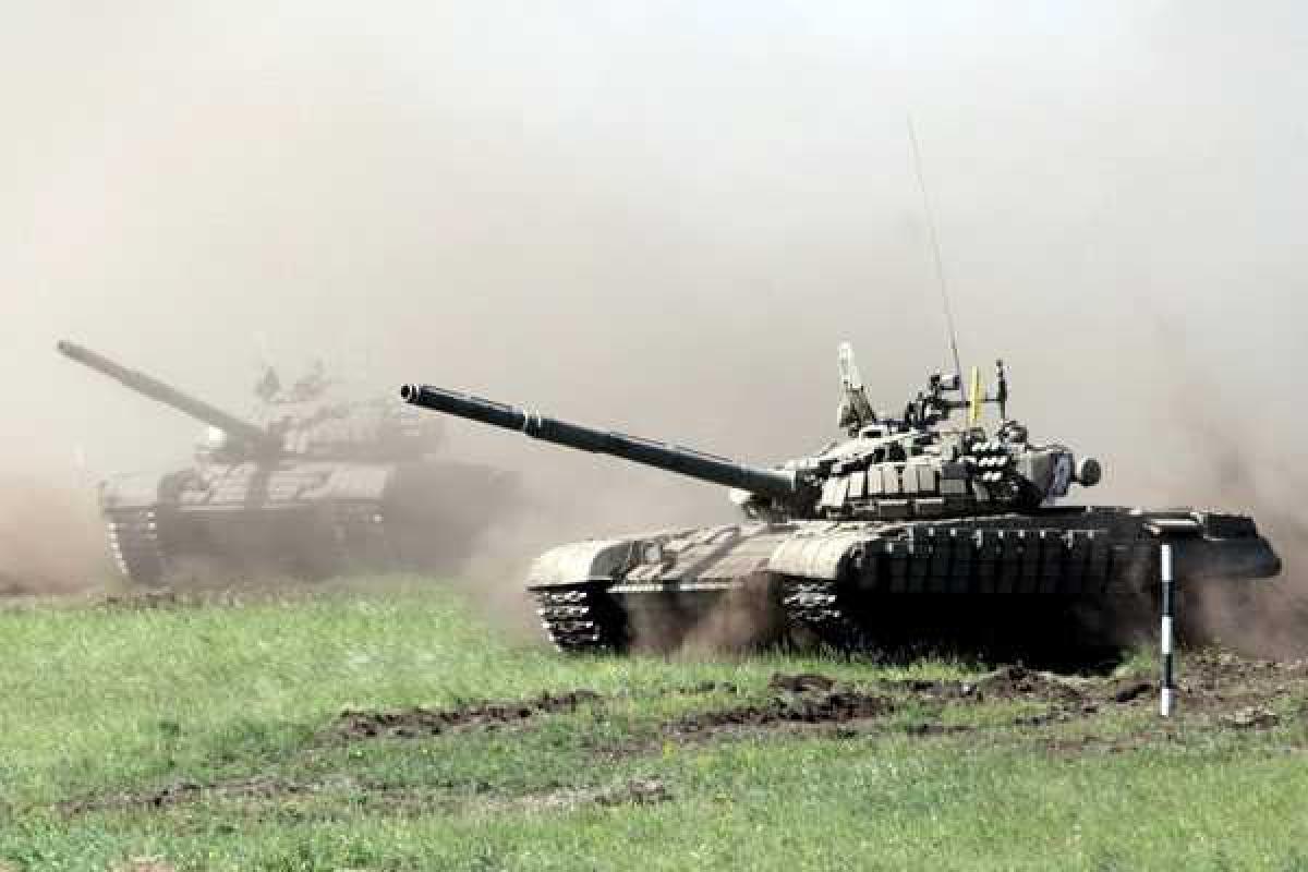 В сторону Бахмутской трассы боевики стягивают танки, гаубицы и БТР В сторону Бахмутской трассы боевики стягивают танки, гаубицы и БТР