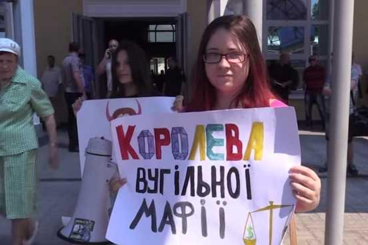 В Славянске местные жители встретили Наталью Королевскую траурным венком