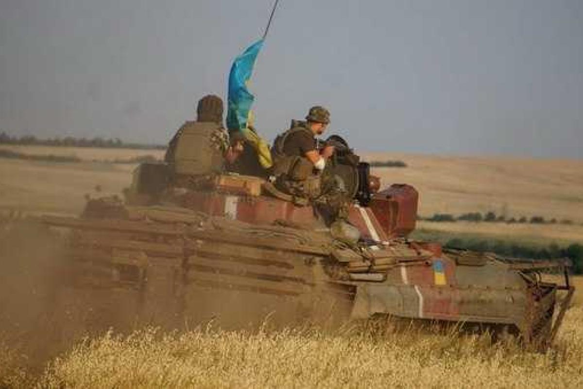 В Крымском на растяжке подорвались трое украинских силовиков В Крымском на растяжке подорвались трое украинских силовиков