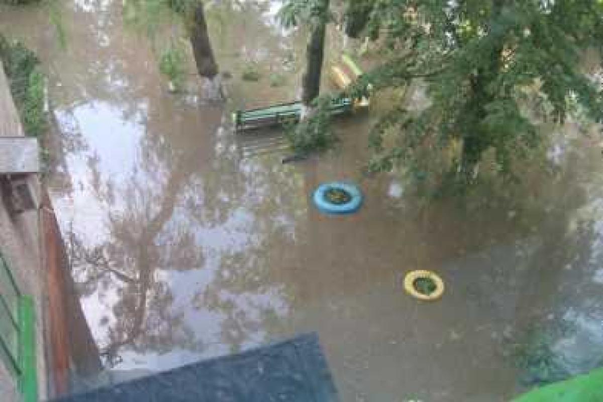 В Мариуполе после ливней «плавали» лавочки, клумбы, автомобили и люди В Мариуполе после ливней «плавали» лавочки, клумбы, автомобили и люди