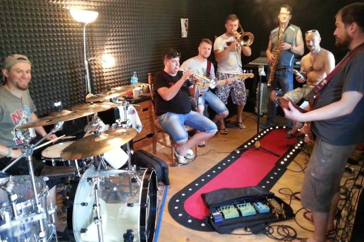 ГАЙДАМАКИ записывают новую песню с легендой польской музыки