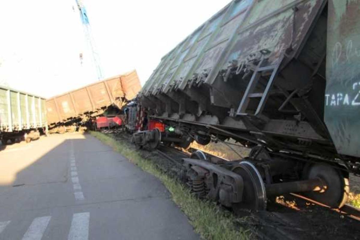 В Кривом Роге перевернулся грузовой поезд В Кривом Роге перевернулся грузовой поезд