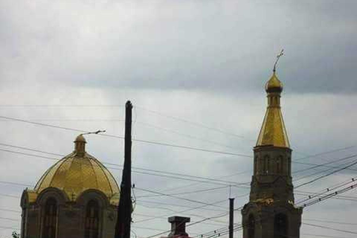 На Петропавловском соборе в Луганске были установлены и освящены новые кресты На Петропавловском соборе в Луганске были установлены и освящены новые кресты