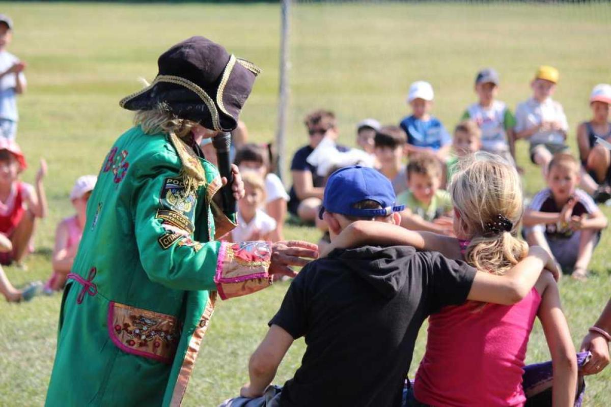 В «ЛНР» приехали клоуны с шевронами Вооруженных сил РФ В «ЛНР» приехали клоуны с шевронами Вооруженных сил РФ
