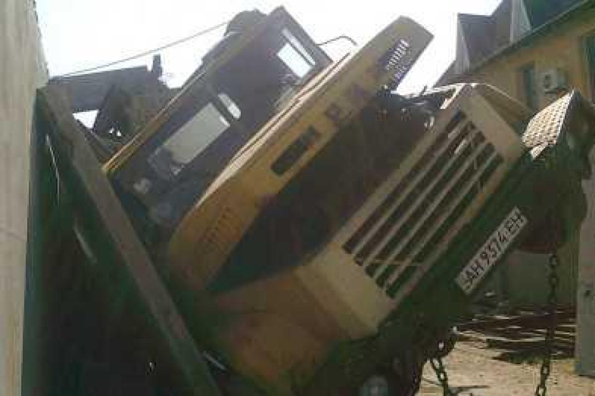 Под Мариуполем в кабине грузовика погиб водитель Под Мариуполем в кабине грузовика погиб водитель