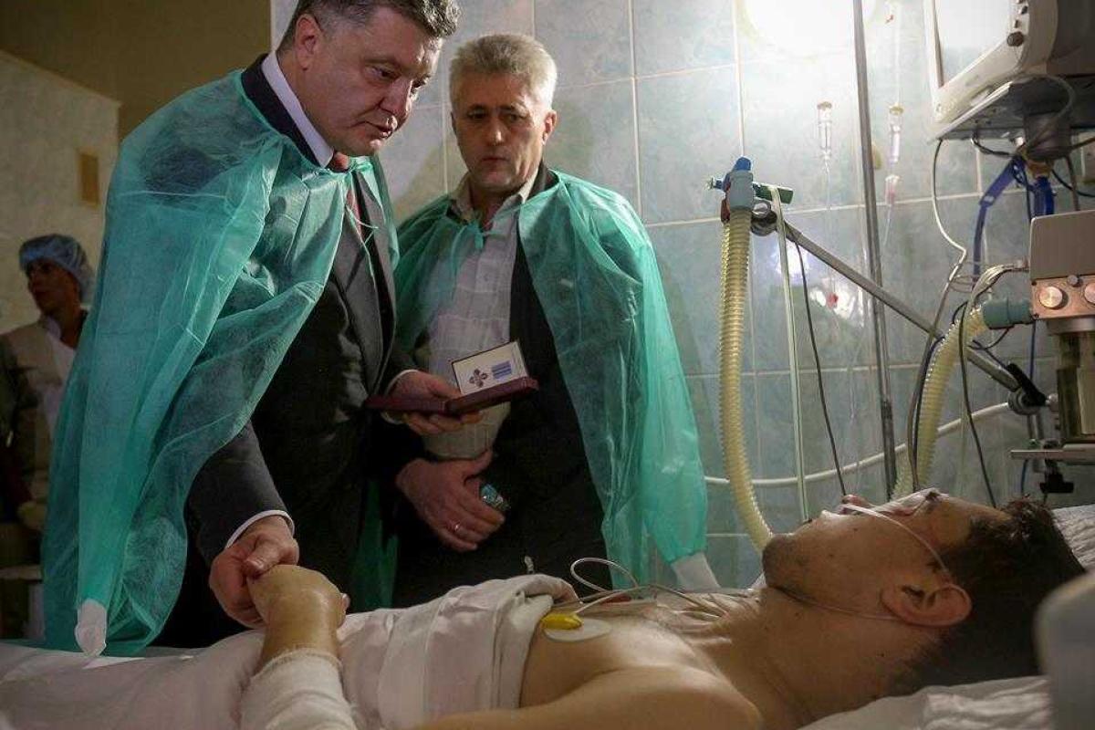 Порошенко во Львове посетил раненых милиционеров