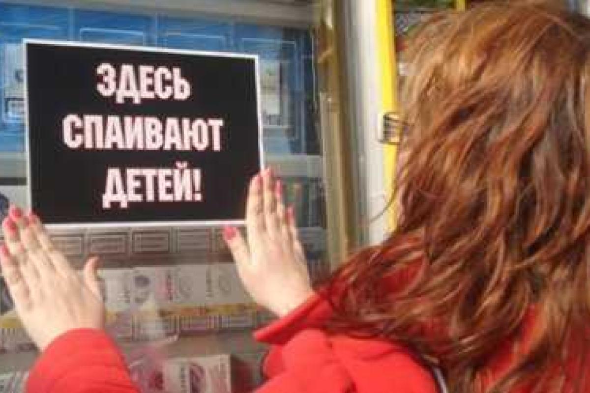 В Харькове женщина продала пиво несовершеннолетнему В Харькове женщина продала пиво несовершеннолетнему