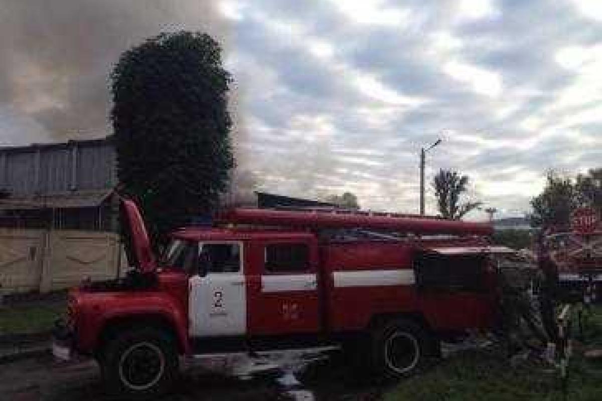 В Харькове при пожаре на СТО сгорело семь автомобилей В Харькове при пожаре на СТО сгорело семь автомобилей