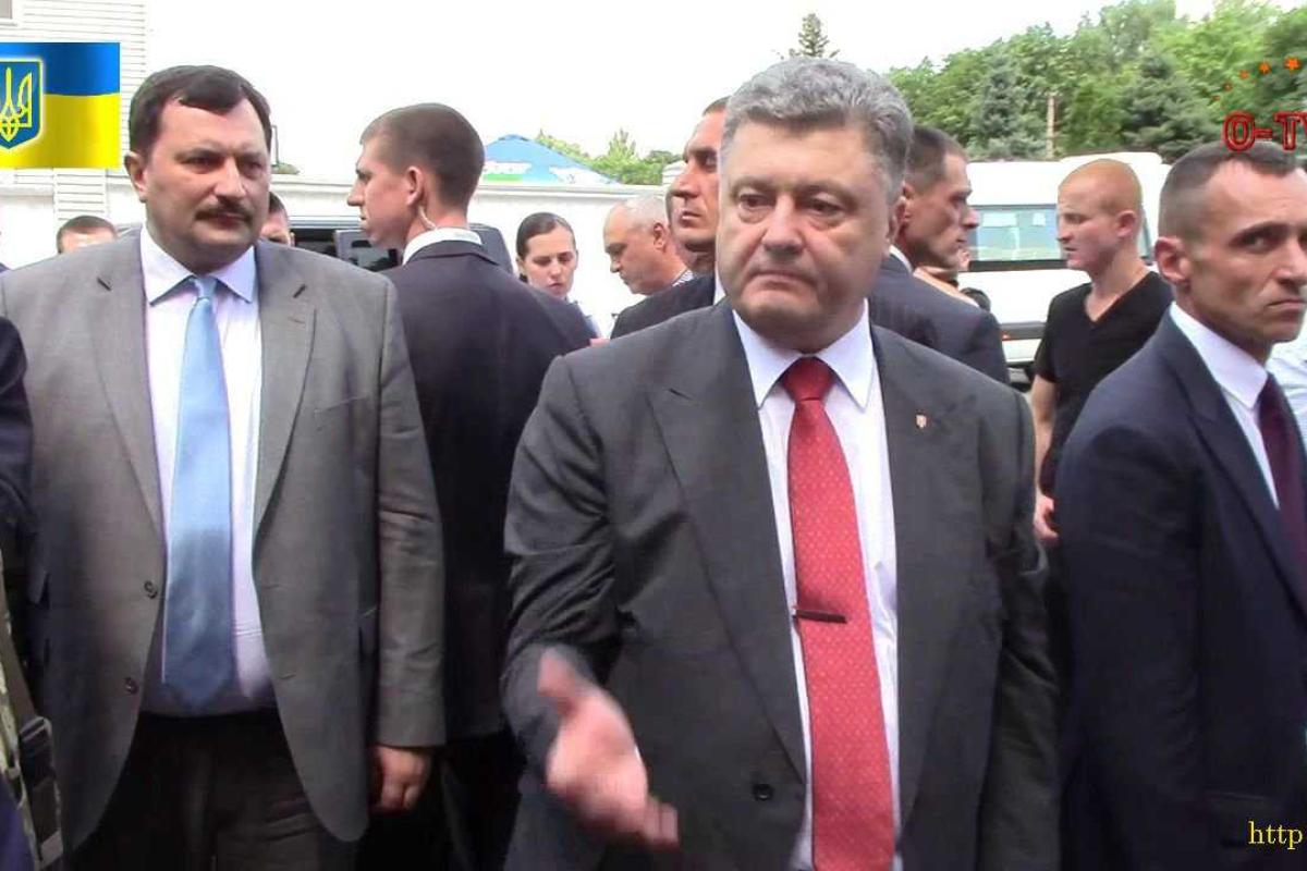 Спонтанный выход Президента Порошенко к народу - откровенный разговор Спонтанный выход Президента Порошенко к народу - откровенный разговор