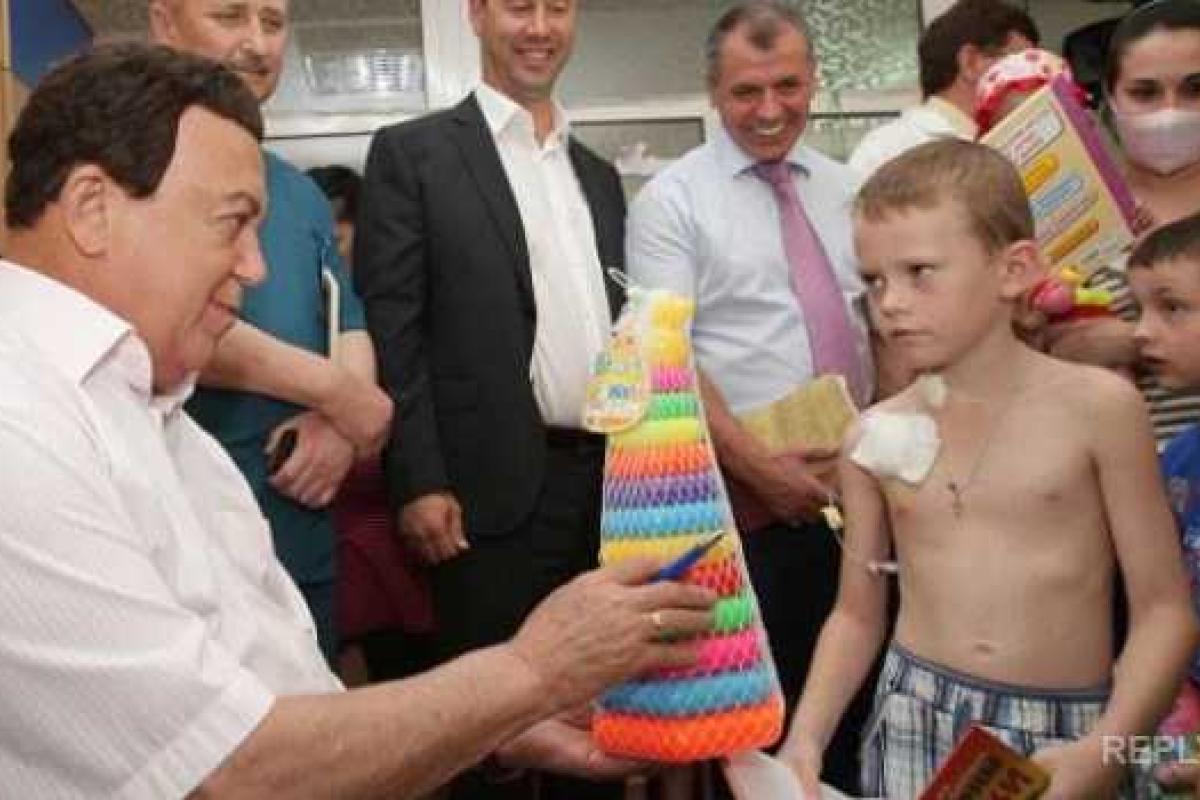 Кобзон подарил 8-летнему мальчику пластмассовую пирамидку  Кобзон подарил 8-летнему мальчику пластмассовую пирамидку