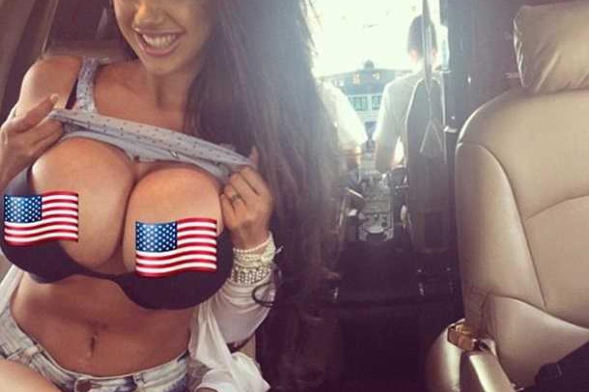 Капитан лайнера развлекался с полуголой девушкой во время полета Капитан лайнера развлекался с полуголой девушкой во время полета