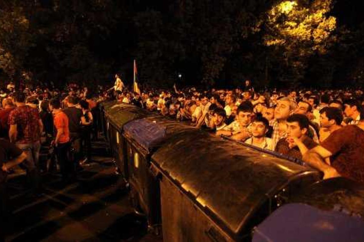 Протестующий в Ереване объявил голодовку, пока не соберется толпа, готовая противостоять полиции