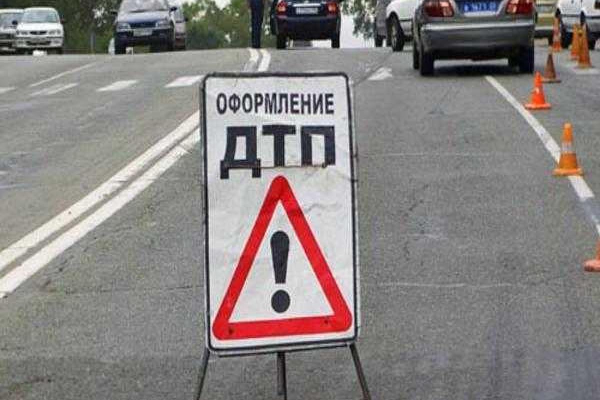 На Полтавщине столкнулись легковушки и автобус: один человек погиб, шестеро пострадали На Полтавщине столкнулись легковушки и автобус: один человек погиб, шестеро пострадали