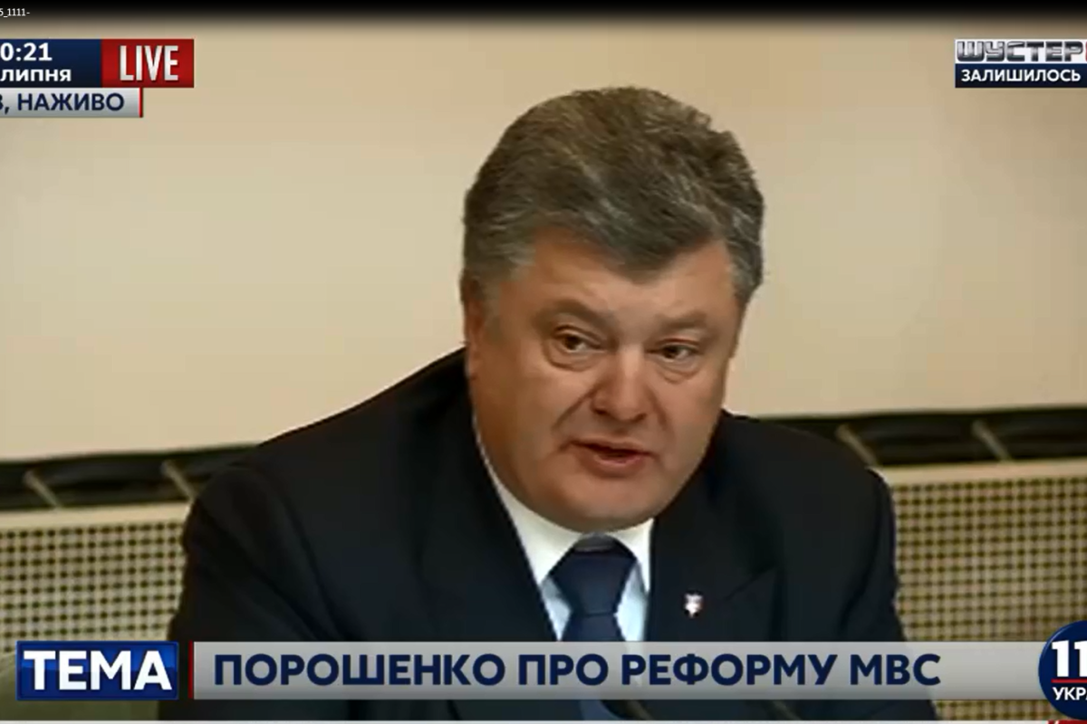 Аваков и Грицак доложили Порошенко, что в Мукачево преступники взяли в заложники 6-летнего мальчика Аваков и Грицак доложили Порошенко, что в Мукачево преступники взяли в заложники 6-летнего мальчика