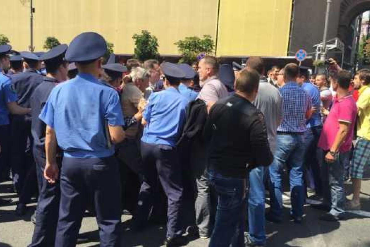 В Киеве протестующие предприниматели подрались с силовиками В Киеве протестующие предприниматели подрались с силовиками
