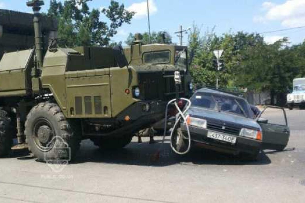 В Одесской области "ВАЗ" столкнулся с ракетным комплексом С300 В Одесской области "ВАЗ" столкнулся с ракетным комплексом С300