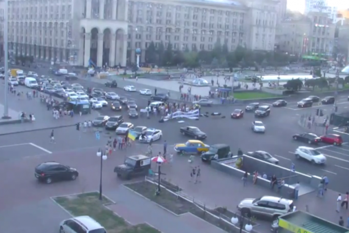 В Киеве митингующие частично перекрыли движение на Крещатике В Киеве митингующие частично перекрыли движение на Крещатике
