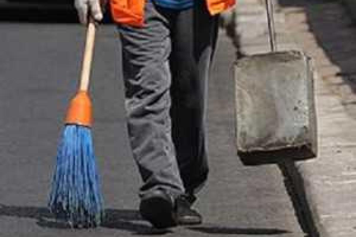 В Макеевке шахтеры переквалифицировались в дворников В Макеевке шахтеры переквалифицировались в дворников