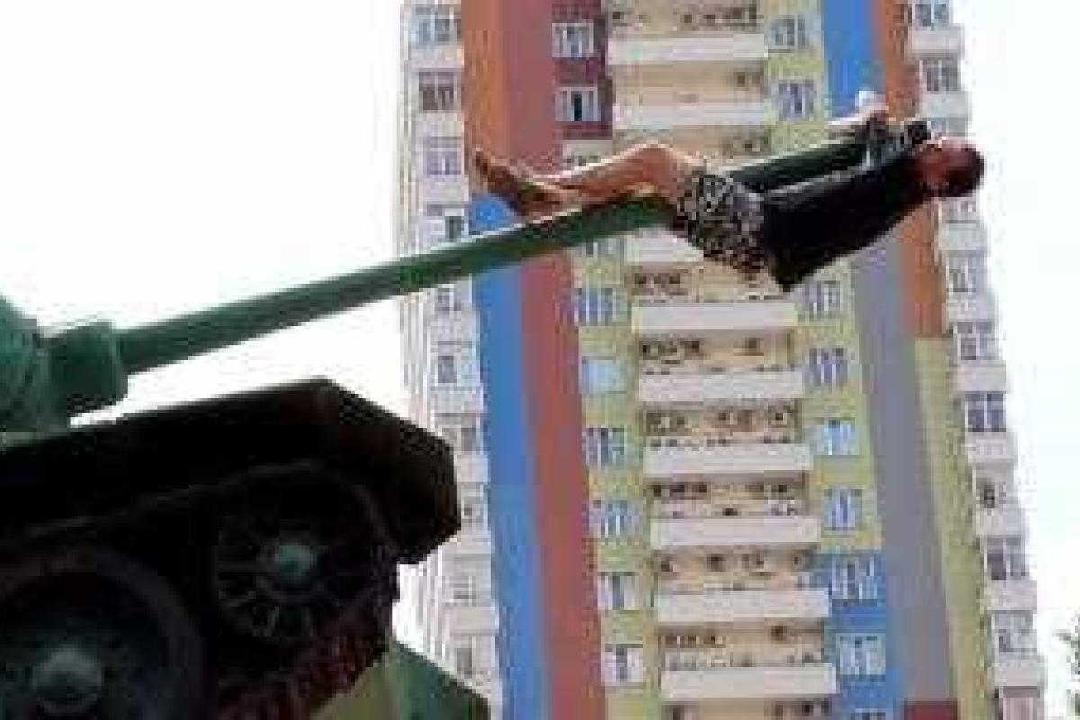 В Ростове молодой мужчина пытался повеситься на пушке танка В Ростове молодой мужчина пытался повеситься на пушке танка