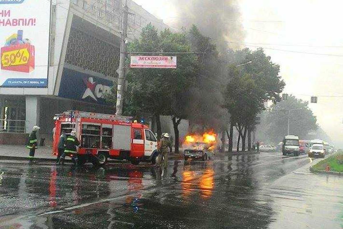 В Запорожье на ходу загорелся автомобиль В Запорожье на ходу загорелся автомобиль