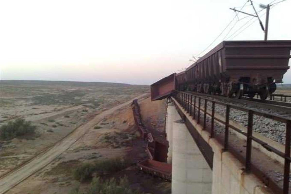 В "ЛНР" пошел под откос поезд дальнего следования, перевозивший гумкомплект, состоящий из снарядов, ГРАДов и солдатов В "ЛНР" пошел под откос поезд дальнего следования, перевозивший гумкомплект, состоящий из снарядов, ГРАДов и солдатов