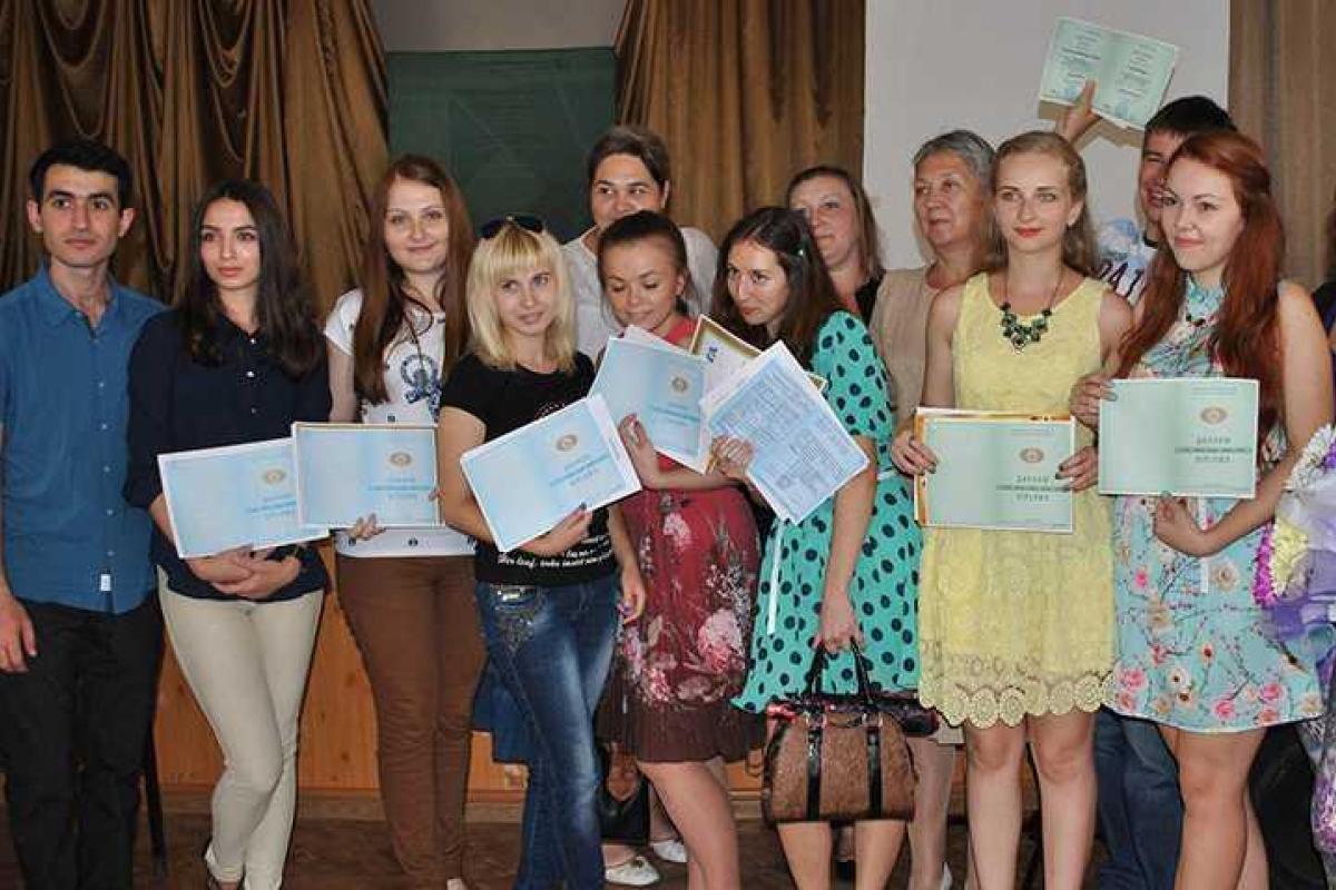 Выпускникам горловского вуза выдали "дипломы ДНР", распечатанные на обычной бумаге