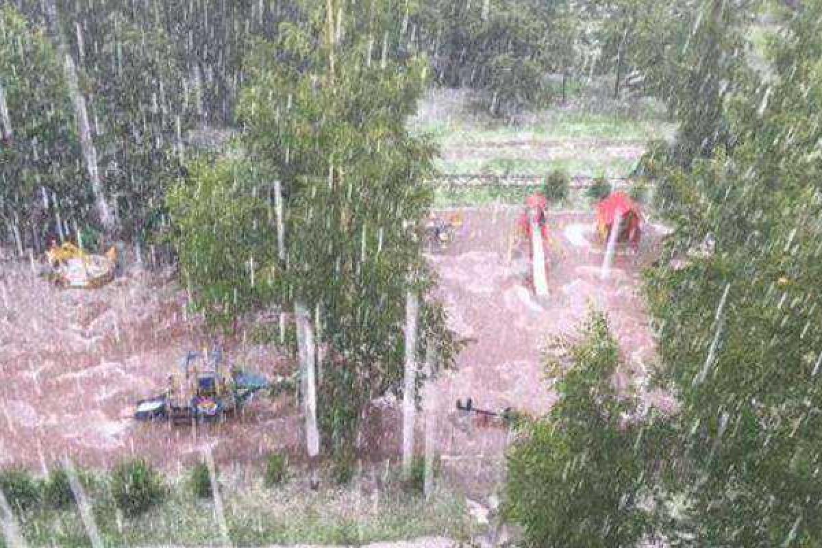 Россия снова в воде: в Санкт-Петербурге прошел сильный ливень и град Россия снова в воде: в Санкт-Петербурге прошел сильный ливень и град