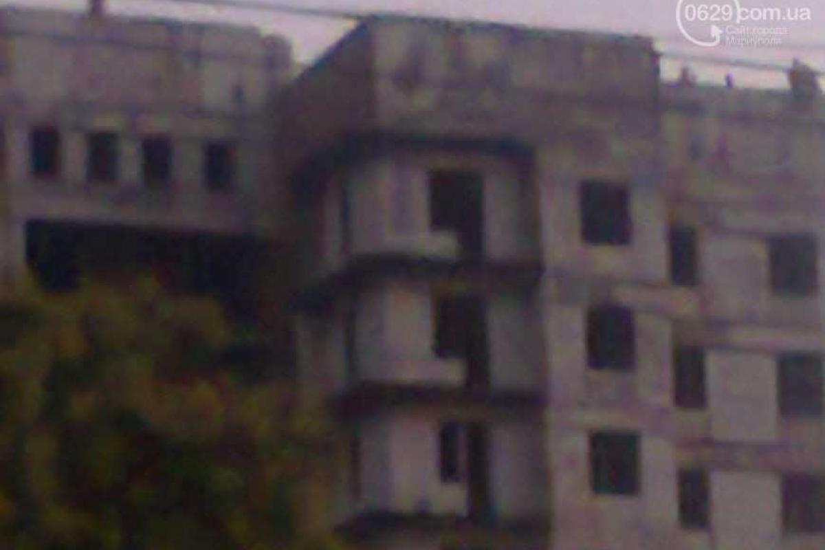 В Мариуполе дети играют на крыше заброшенного 14-этажного дома