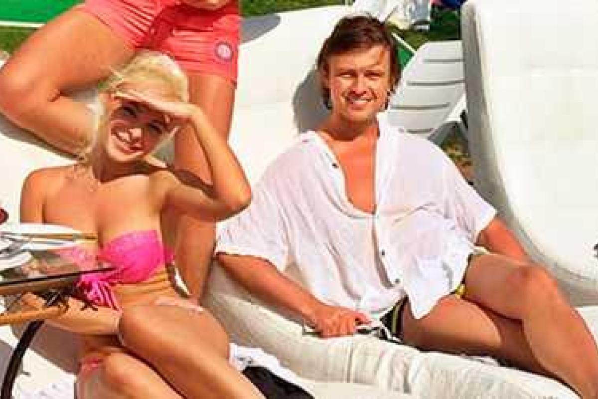 Прохор Шаляпин облил грязью обнаженную подругу