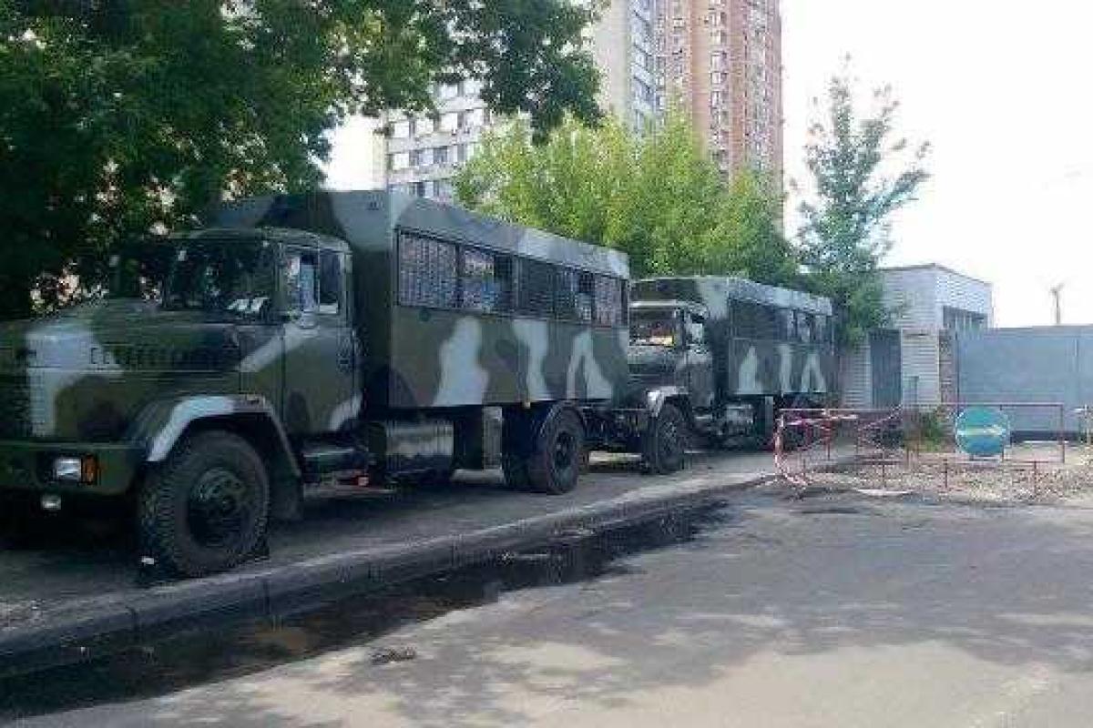 К офису "Правого сектора" в Киеве подъехали автобусы с милицией и автозаки К офису "Правого сектора" в Киеве подъехали автобусы с милицией и автозаки