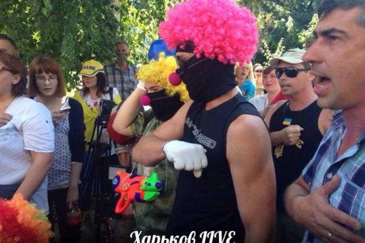 Приехавшего в Полтаву на суд Кернеса встретили «клоуны» Приехавшего в Полтаву на суд Кернеса встретили «клоуны»