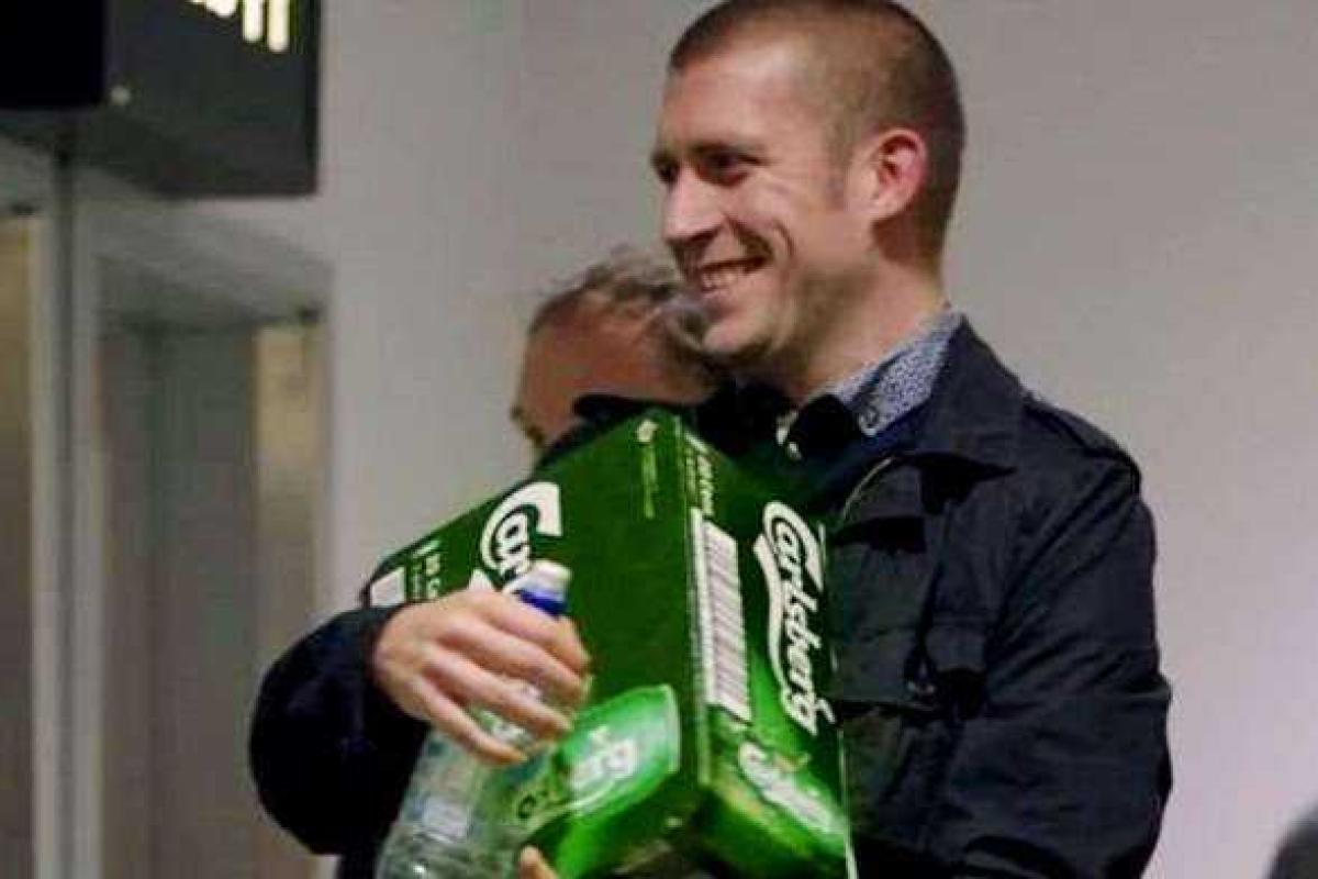 В лондонскому аэропорту пассажирам дарили пиво