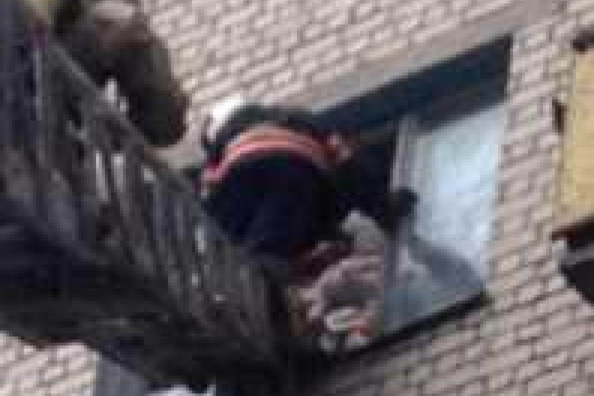 Киевские пожарные были шокированы завалами мусора в квартире, которую приехали тушить  Киевские пожарные были шокированы завалами мусора в квартире, которую приехали тушить