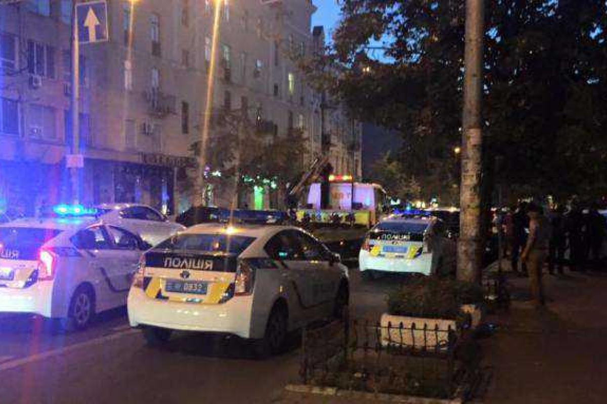В Киеве водитель забаррикадировался от полиции в разыскиваемом автомобиле В Киеве водитель забаррикадировался от полиции в разыскиваемом автомобиле