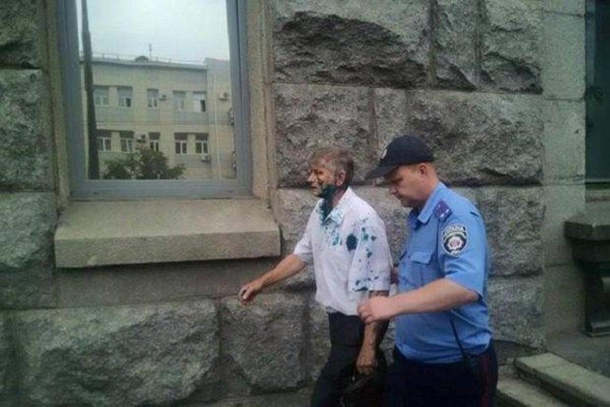 Харьковского депутата-коммуниста облили зеленкой за поддержку российской агрессии Харьковского депутата-коммуниста облили зеленкой за поддержку российской агрессии