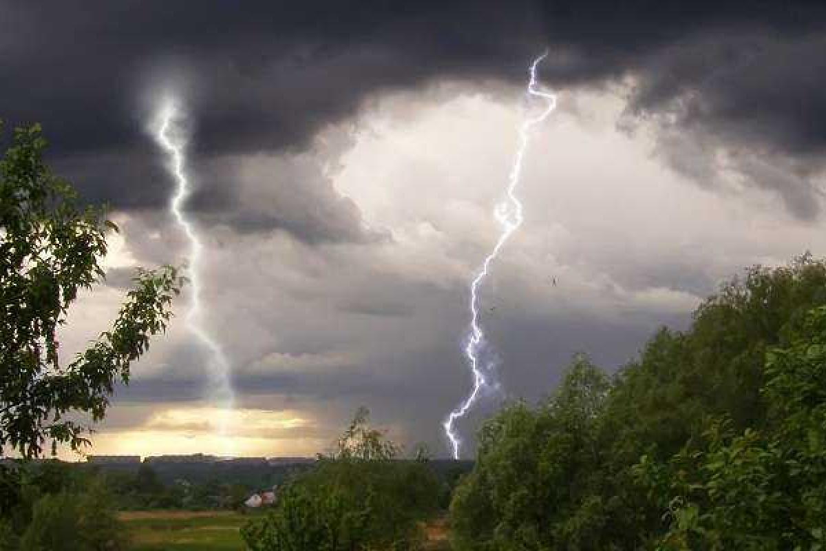 В Индии молнией убило девять человек В Индии молнией убило девять человек