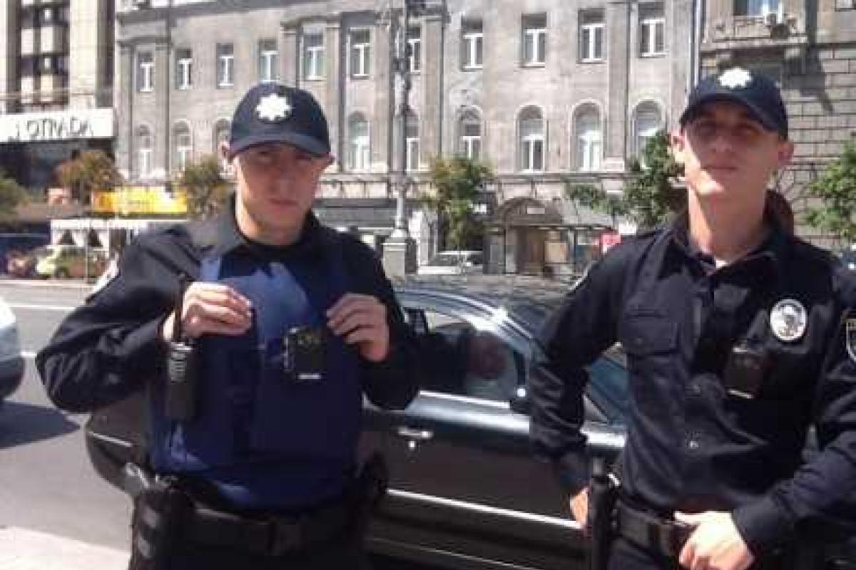 На полицейских в Киеве заметили бронежилеты На полицейских в Киеве заметили бронежилеты