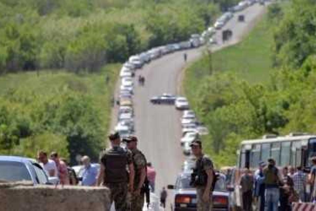 Перед пунктом пропуска в артемовском направлении расширяют дорогу 