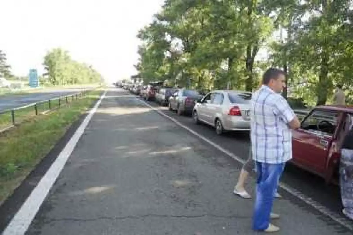 На блокпостах на выезд из Донецка скопились огромные очереди 
