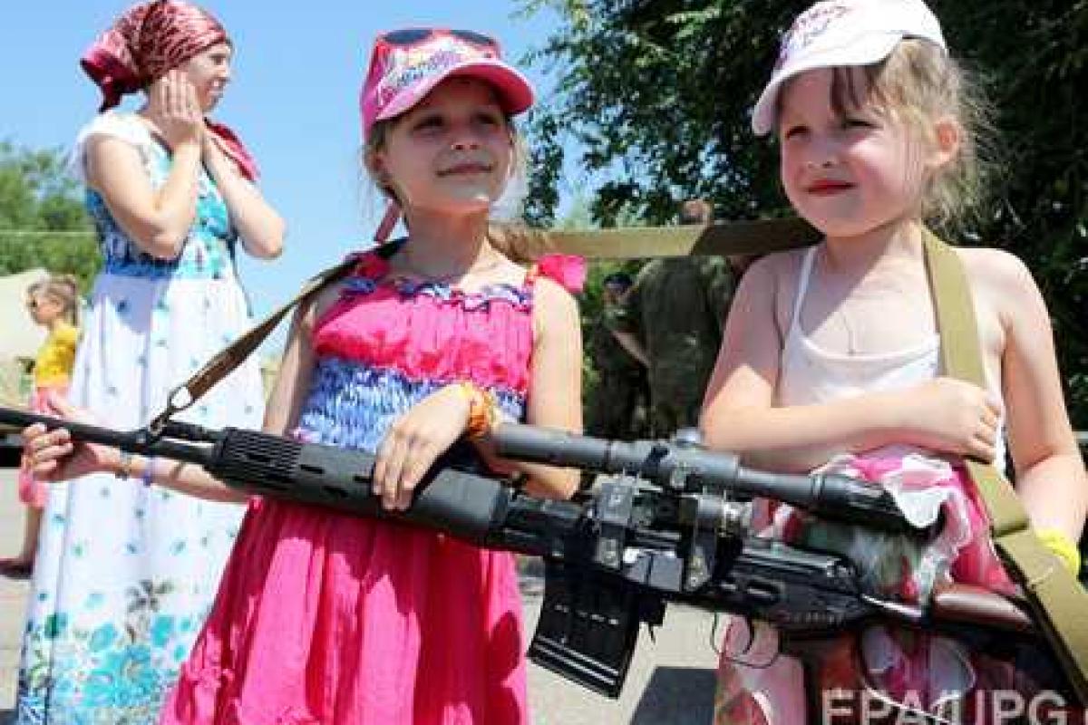 По сравнению с зимой, россияне стали лучше относиться к Западу и Украине По сравнению с зимой, россияне стали лучше относиться к Западу и Украине