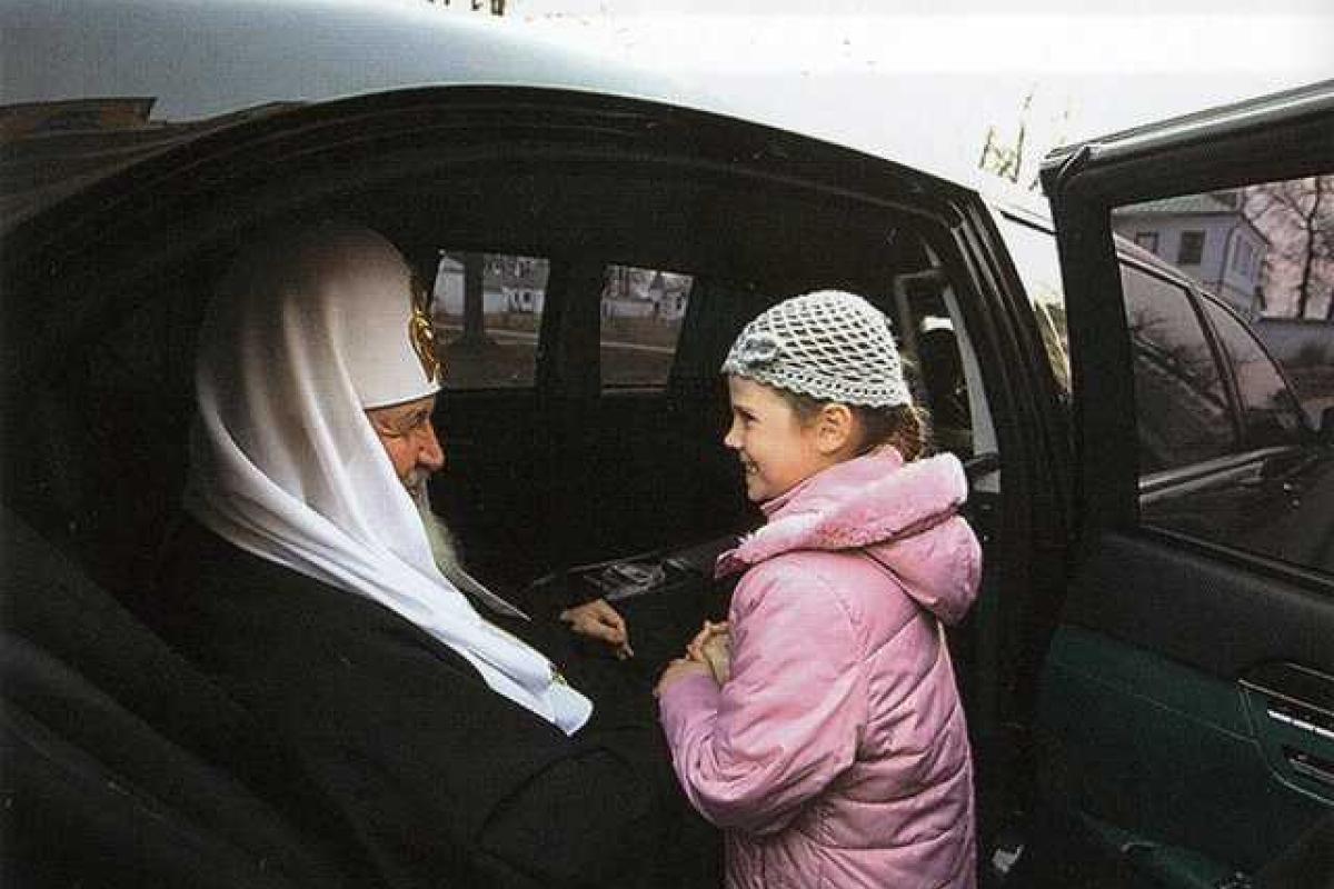 В России машина кортежа патриарха Кирилла едва не сбила пешеходов В России машина кортежа патриарха Кирилла едва не сбила пешеходов